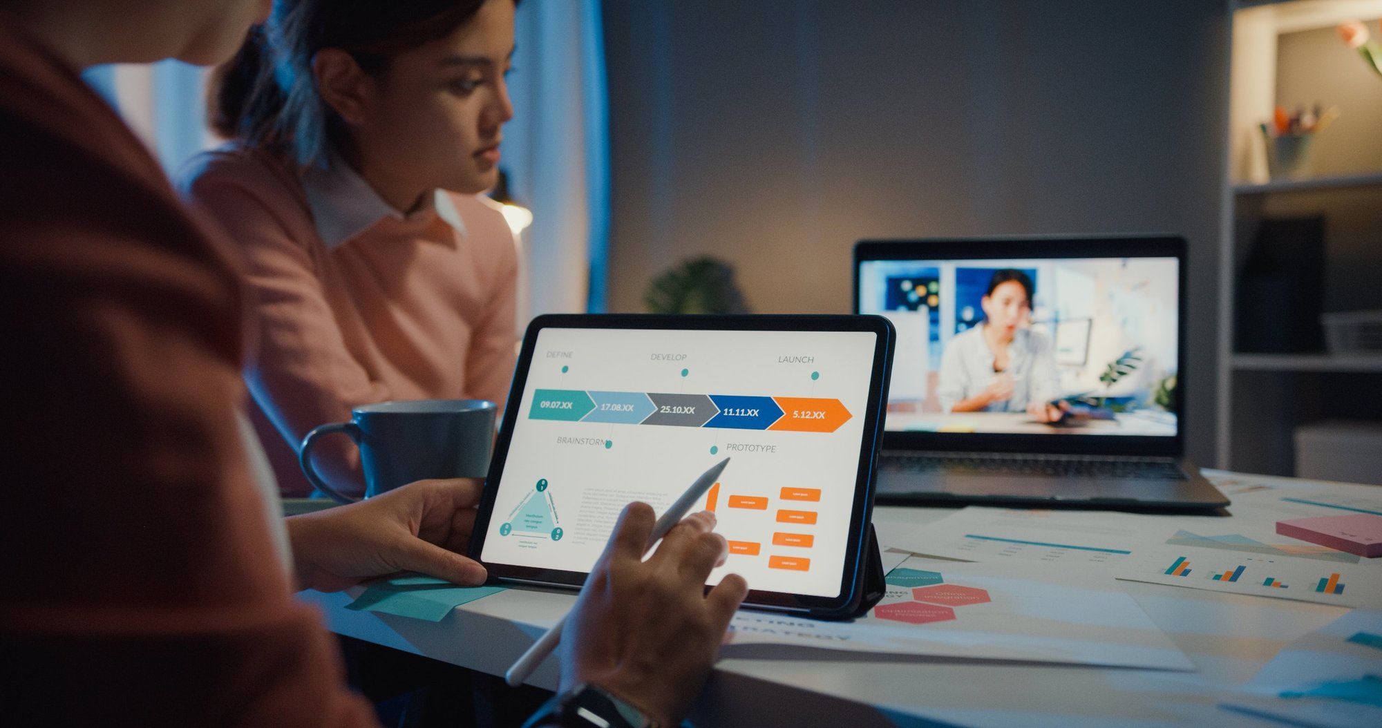 asia-businesswomen-using-laptop